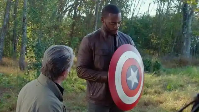 Aus welchem Material bestehen das Schild von Captain America und der Arm von Bucky?