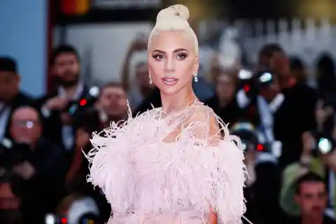 In welchem Oscar-gekrönten Musical-Film hat Lady Gaga die Hauptrolle gespielt?