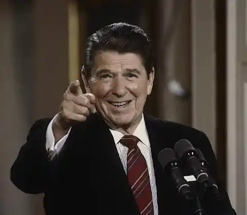 ¿Qué trabajo tenía Ronald Reagan antes de dedicarse a la política?