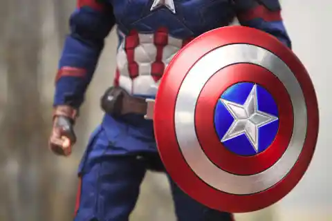 Wem hat Captain America in "Avengers" seinen Schild gegeben? Endgame?